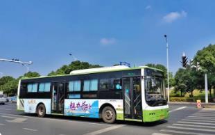 公交車每小時大約行駛多少千米？