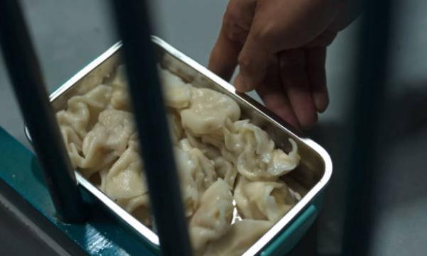 安欣又給高啟強(qiáng)送餃子了!是在吃斷頭飯？