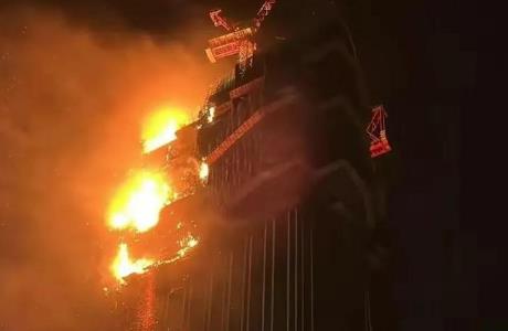 香港一42層在建大樓發(fā)生嚴重火災(zāi):火光楚天 已致2傷(圖)