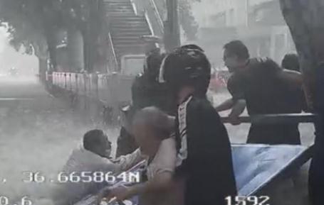 老人被沖倒 公交司機用車擋住激流 正能量，溫心！
