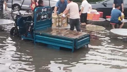 河南大暴雨賓客坐積水中吃席，積水高達(dá)膝蓋位置