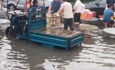 河南暴雨 賓客坐積水中吃席,因為白事沒法換地方