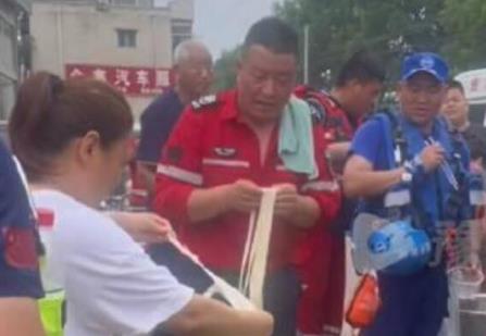 河南大哥涿州街頭4小時(shí)做13鍋燴面 真相曝光