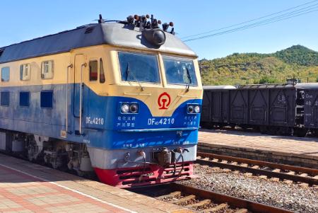 東風(fēng)4b型內(nèi)燃機(jī)車垂向力傳遞路徑及機(jī)制解析